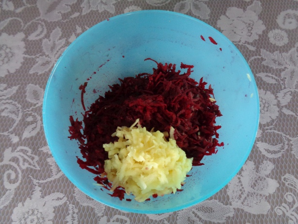 Äpfel schälen, rüsten, fein raspeln und dazugeben