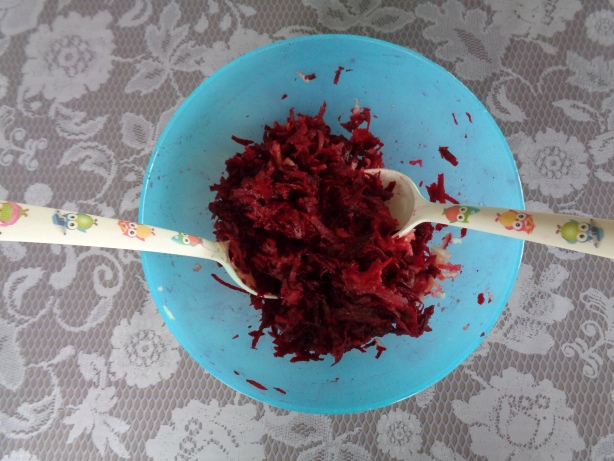 Inhalt der Schüssel vermengen