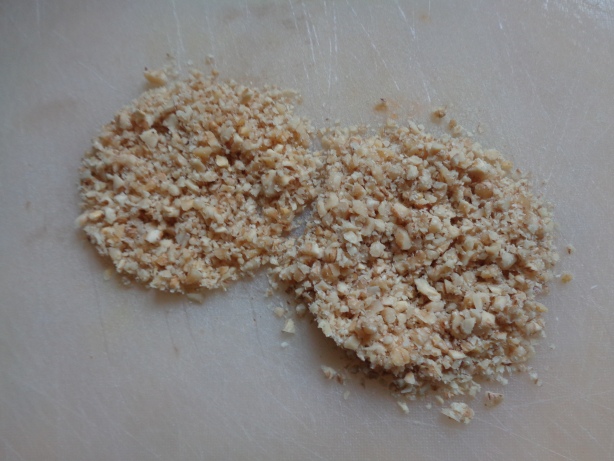 Baumnüsse zerkleinern