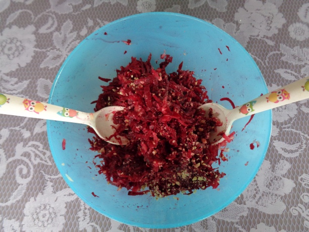 Dazugeben und vermengen