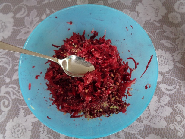 Fruchtsaft, Essig und Speiseöl beigeben