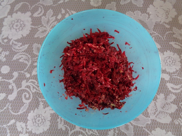 Vermengen und im Kühlschrank ein paar Stunden ziehen lassen