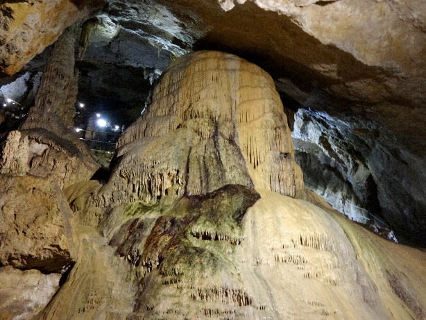 Grösster bekannter Stalagmit der Schweiz (13 Meter hoch)