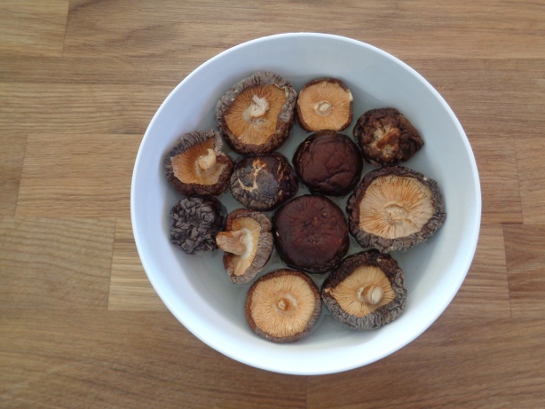 10 Shiitake-Pilze in Wasser einlegen