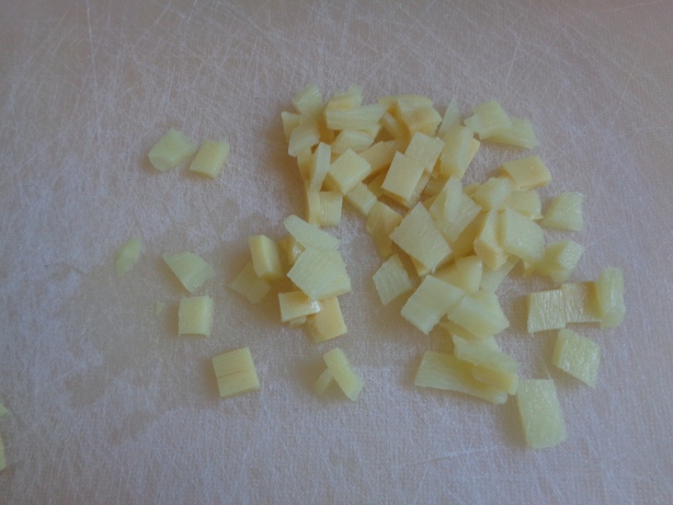 Die Bambussprossen in feine Stücke schneiden