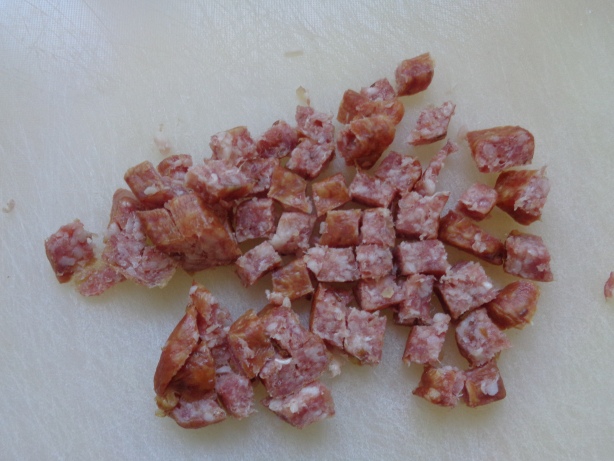 Die Landjäger-Würste in kleine Stücke schneiden