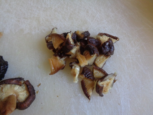 Die Pilze in Stücke schneiden