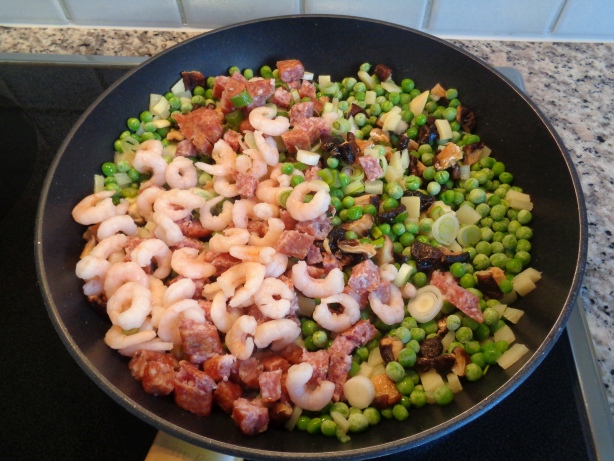 Alle Zutaten ausser den Reis in eine Bratpfanne geben und anbraten