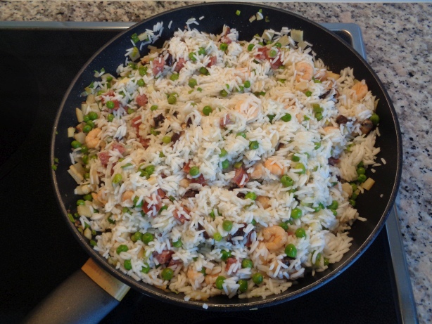 Den Reis dazugeben und ein paar Minuten weiter braten