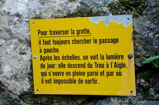 Hinweisschild vor der Höhle