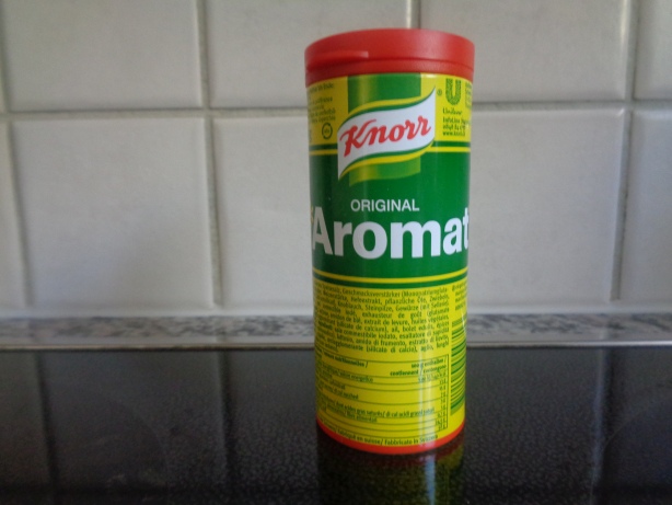 Ein gestrichener Esslöffel Aromat (Gewürzmischung)