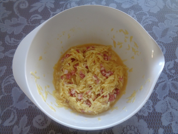 Eier aufschlagen und mit dem Speck beigeben. Mit Aromat gut würzen.