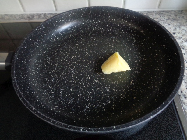 Bratbutter in Bratpfanne erhitzen