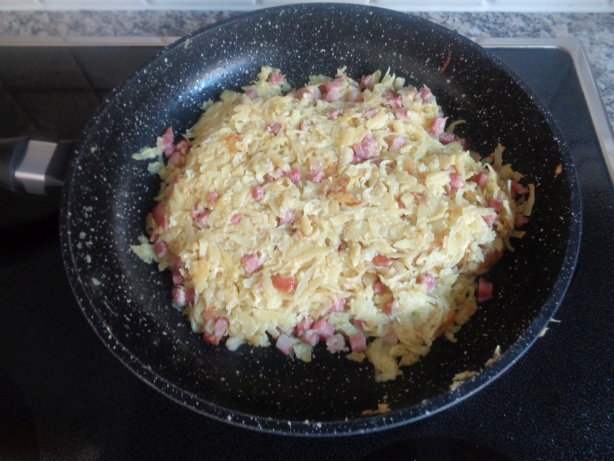 Zusammendrücken und 'Kuchen machen' auf einer Seite 5 Minuten braten