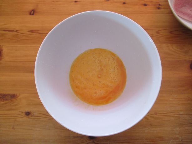 Eier in eine Schüssel aufschlagen und verrühren