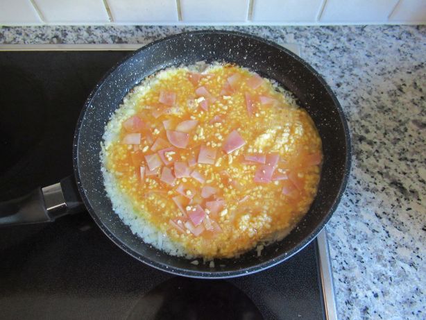 Die Masse in die Bratpfanne geben