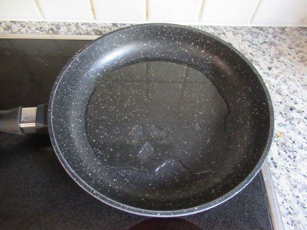 Speiseöl in einer Bratpfanne erhitzen