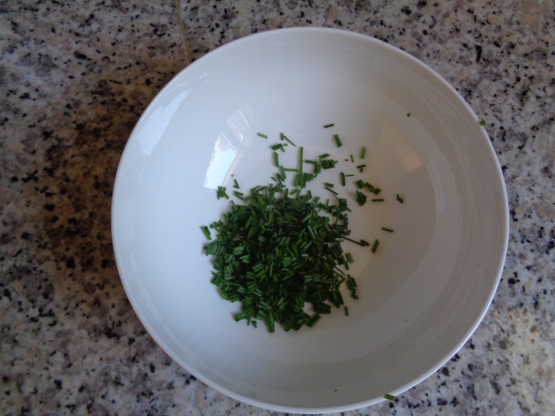 Den Schnittlauch schneiden