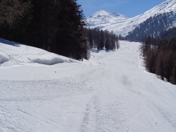 Abfahrt im Skigebiet