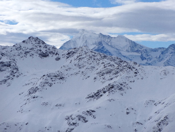 Im Hintergrund Weisshorn (4506m)