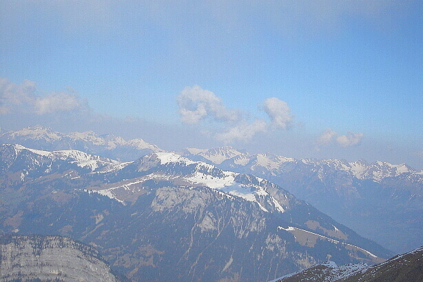 Im Vordergrund Turnen (2079m)