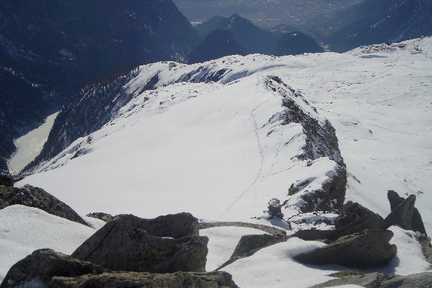 Tiefblick vom Gipfel auf die Aufstiegsroute