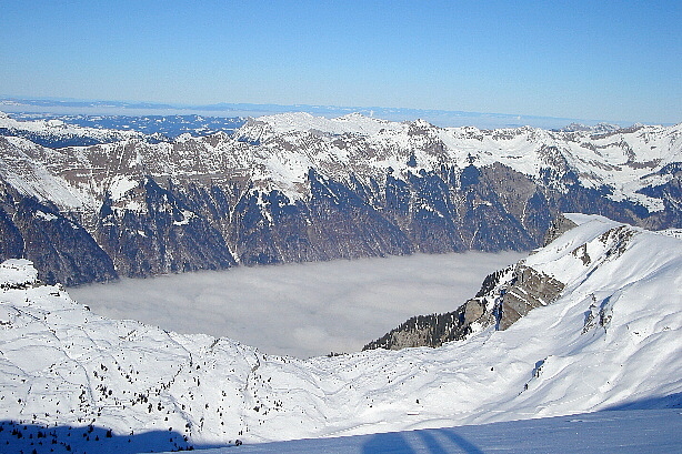 Hohgant, Allgäuhorn, Schratteflue, Fürstein, Brienzersee unter dem Nebelmeer