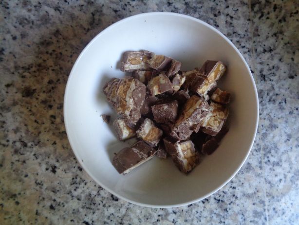 Snickers in kleine Stücke schneiden