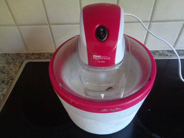 Masse in eine Glacemaschine giessen