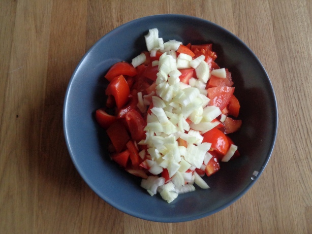Die Zwiebeln den Tomaten beigeben