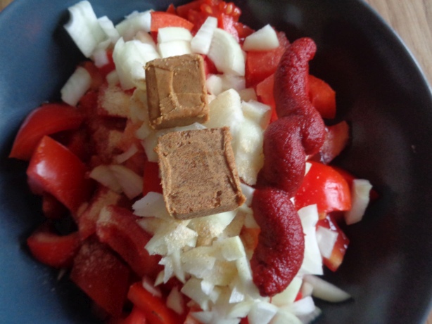 Etwas Tomatenpüree beigeben