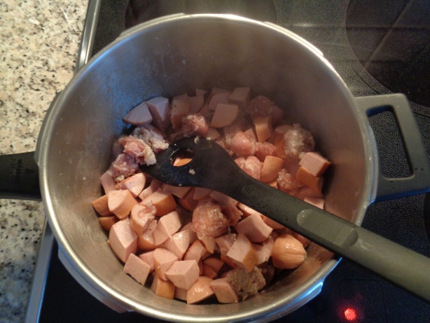 Die geschnittenen Würste anbraten