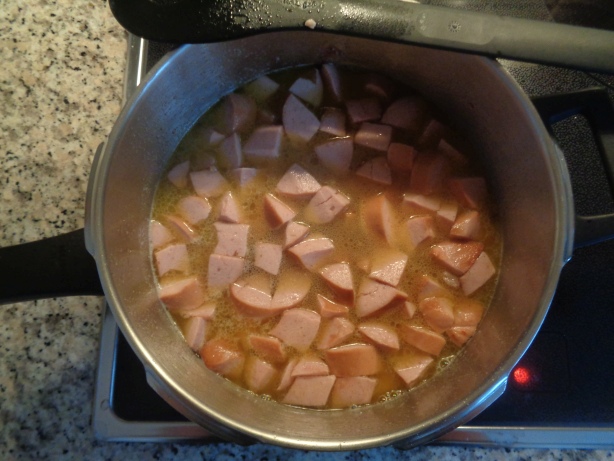 Wasser beigeben und etwa 10 Minuten kochen lassen