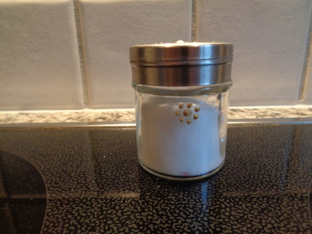 Dem Gemüse etwas Salz beigeben