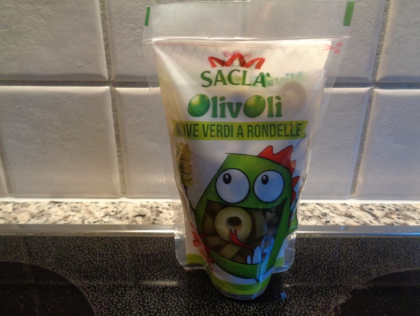 Ein paar Oliven dem Gemüse beigeben