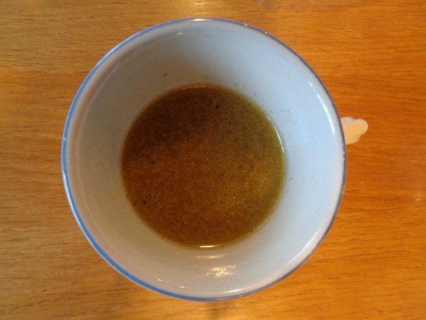 Die Suppe in eine Tasse schütten