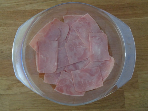 Schinken auf die Tomaten legen