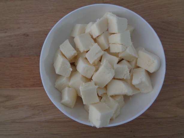 Mozzarella in Stücke schneiden