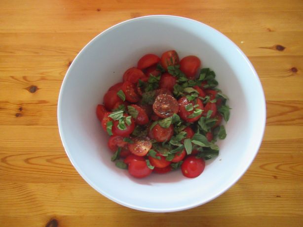 Honig, Olivenöl, Balsamico, Salz und Pfeffer dazugeben