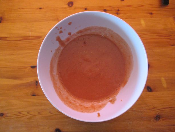 Tomaten, Knoblauchzehen und Basilikum rüsten und mixen