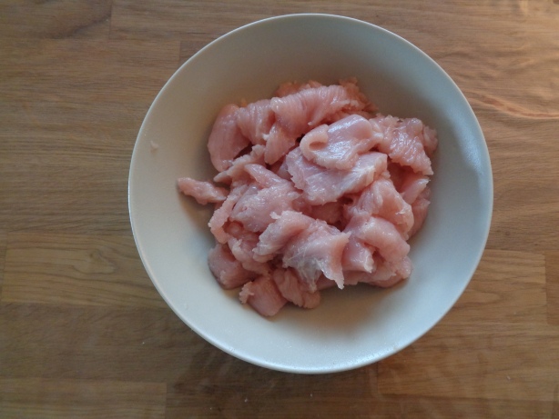 Die Pouletschnitzel in Stücke schneiden...