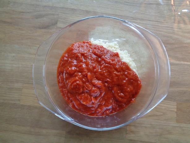 Die Tomatensauce dazugeben