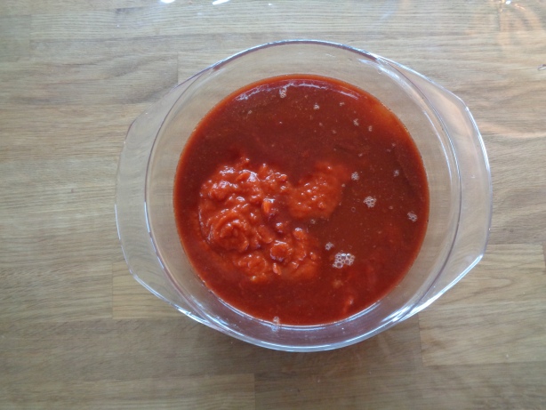 Die Indianerbohnen, den Mais und den Wein oder Bouillon dazugeben