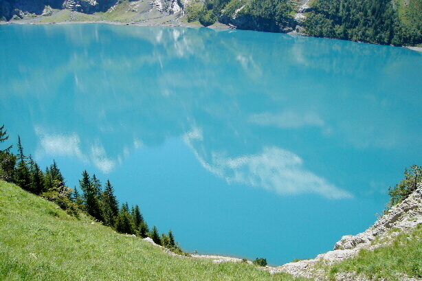 Fründenhorn (3369m) und Doldenhorn (3638m) im Oeschinensee (1578m)