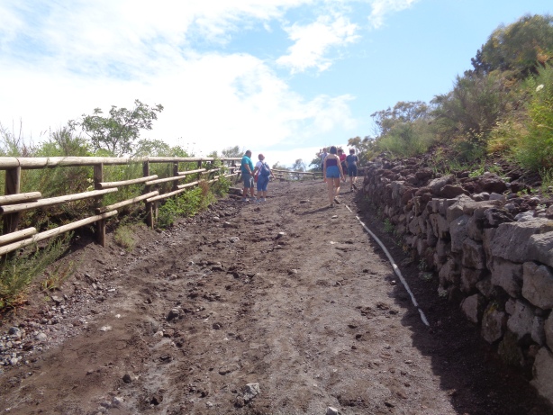 Wanderweg zum Krater