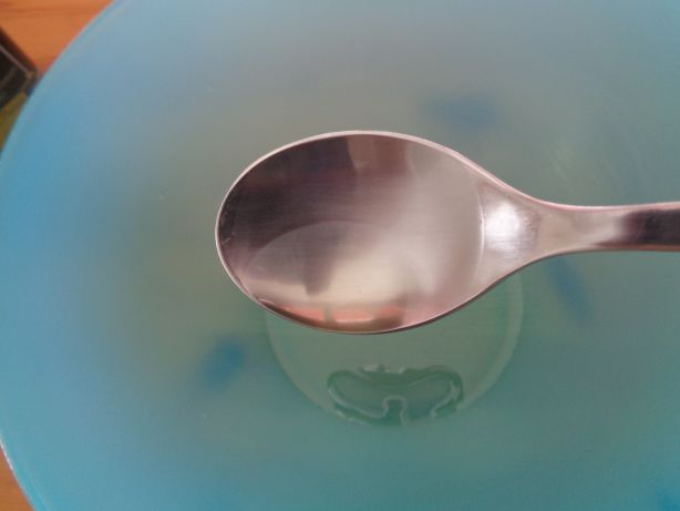 Olivenöl in eine Schüssel geben 