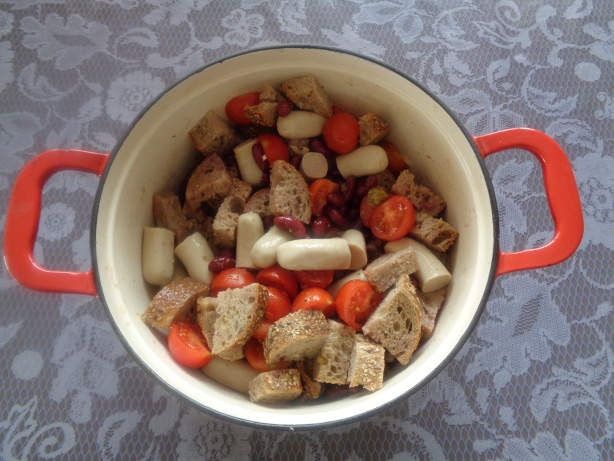 Add the sausages, the olive oil and the beef tea and blend